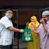 Ketua PPP Sulsel Bagi-bagi Bantuan ke Tetangga