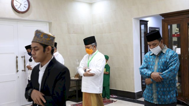 Yusran Jusuf Shalat Ied di Rumah Jabatan Bersama Keluarga