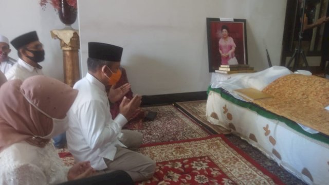 Pj Walikota Melayat Kerumah Duka Almarhumah Ibunda Kepala Bapenda Kota Makassar