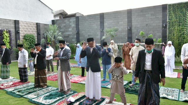 Nurdin Abdullah dan Keluarga Salat Idul Fitri di Kediaman Pribadi
