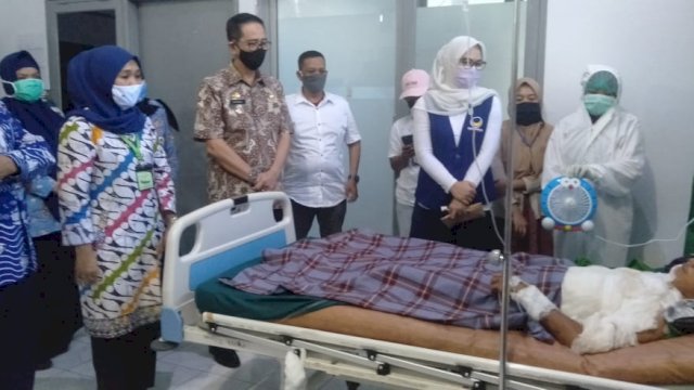 Nasdem Berikan Santunan 10 Juta Korban Luka Bakar di Maros