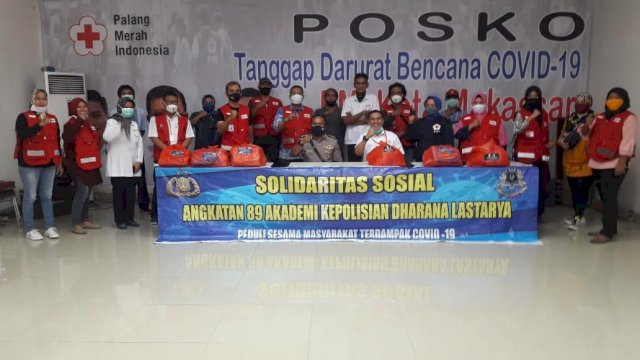 Usai Sertijab, Kombes Pol Robert Haryanato Watratan  Salurkan 350 Paket Sembako ke PMI