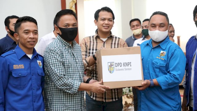 Kunjungi Bantaeng, Legislator DPR RI Beri Bantuan APD