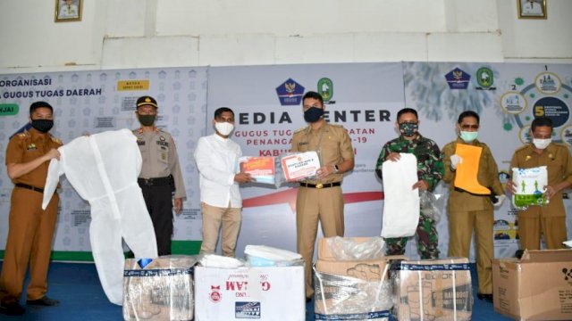 Kamrussamad Salurkan Bantuan APD di Sinjai