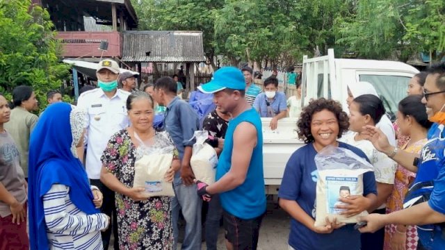 Syamsuddin Karlos Bagi 400 Paket Sembako di Jeneponto