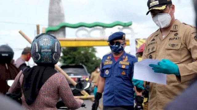 Terapkan PSBB, Bupati Gowa Periksa Identitas Warga