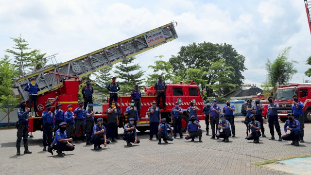 HUT Damkar International, Iqbal Beri Cenderamata ke Kadis Damkar