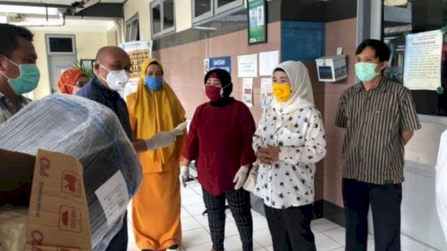 Nurul Salurkan Bantuan APD Ke Tenaga Medis