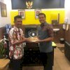 Wakil Ketua DPRD Makassar Serahkan Kue Ulang Tahun ke Kasubag Humas