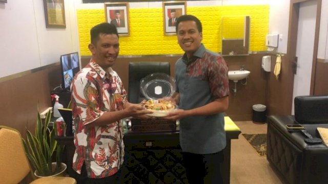 Wakil Ketua DPRD Makassar Serahkan Kue Ulang Tahun ke Kasubag Humas