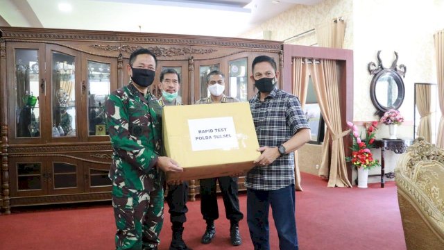 Kapolda Sulsel Terima Bantuan Almatkes Covid-19 Dari Sekjen Kemhan Marsekal Madya TNI Donny Ermawan