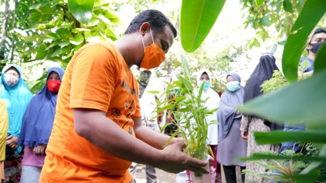 Wagub Bantu Bibit Sayur dan Ikan untuk Warga Bara-Baraya