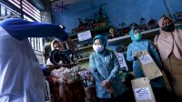Peduli Kesehatan Anak, Ketua TP PKK Makassar Bagikan Masker