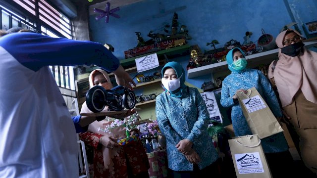 Peduli Kesehatan Anak, Ketua TP PKK Makassar Bagikan Masker