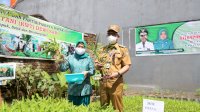 Yusran Panen Jahe Merah dan Kangkung di BTN Karmila Sari