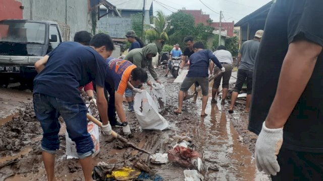Bantu Korban Banjir, Relawan Pemuda: Bupati Bantaeng Tidak Sendiri