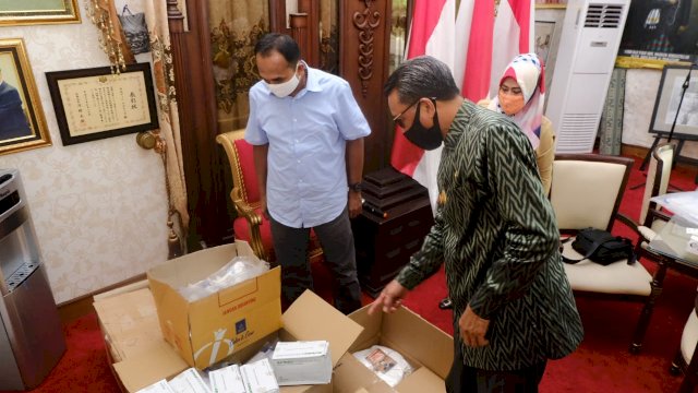 Pemprov Sulsel Serahkan Bantuan APD untuk KPU Sulsel