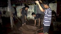 Inilah Komunitas Ubur-ubur, Relawan Pembersih Lumpur Banjir Bantaeng