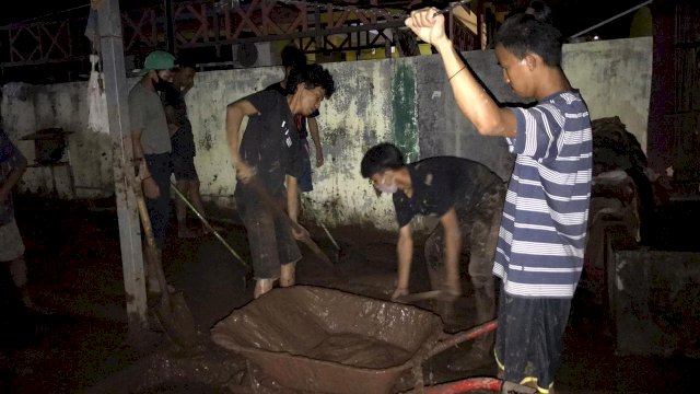 Inilah Komunitas Ubur-ubur, Relawan Pembersih Lumpur Banjir Bantaeng