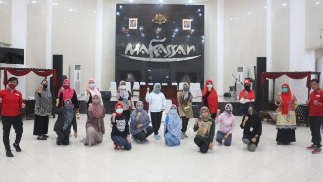 Masniawati Bersama Pengurus PKK Makassar Kampanyekan Senam Ringan Lawan Covid