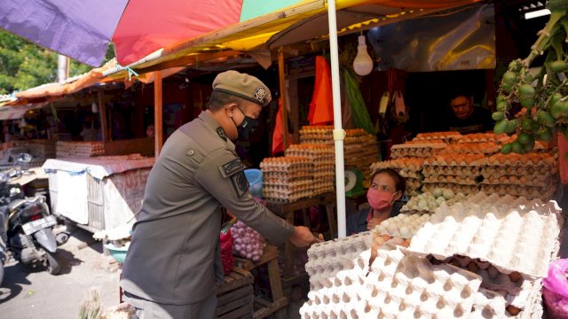 Edukasi dan Bagikan Masker di Pasar Terong, Wagub Ingatkan Warga Ikuti Protapkes
