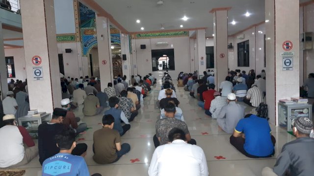 Cegah Penyebaran Covid-19, Intelkam Polrestabes Makassar Lakukan Pendekatan Persuasif Dengan  Pengurus Masjid  Miftahul Khayr.