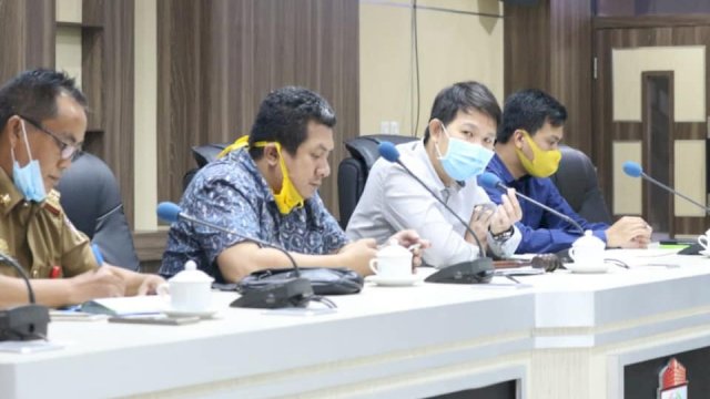 TROTOAR.ID, MAKASSAR -- Dewan Perwakilan Rakyat Daerah (DPRD) Kota Makassar menggelar bersama dinas Peternakan dan pertanian dan Bagian Umum Pemkot Makassar  membahas perihal surat keterangan Walikota terkait revisi UPT. Rumah Potong Hewan (RPH) Makassar,Senin (29/06/2020) 