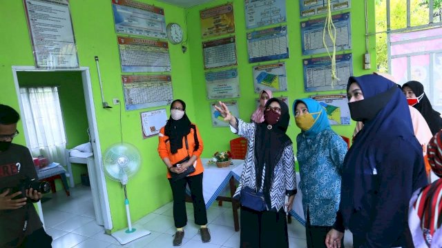 Kunjungi Kecamatan Rappocini,Ketua TP PKK Makassar Apresiasi Tanaman Kesehatan