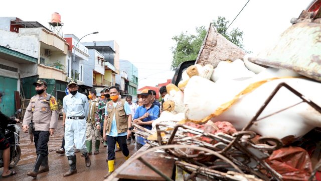 Buparti banteng Meninjau Lokasi Banjir Bandang