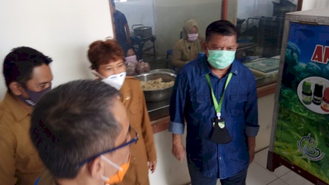Anggota DPR RI dari Partai Gerindra, Azikin Solthan menyalurkan bantuan kepada korban bencana Banjir di Bantaeng, Senin, 15 Juni 2020. Bantuan tersebut berasal dari Menteri Kelautan dan Perikanan, Edhy Prabowo.