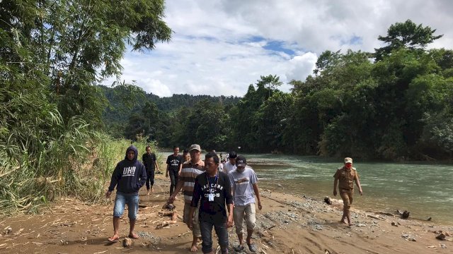 Wakil Ketua DPRD Sulawesi Selatan Syaharuddin Alrif saat reses mengunjungi jembatan gantung penyeberangan warga yang hanyut saat terjadi banjir bandang di desa belawae sidrap 16/06/2020