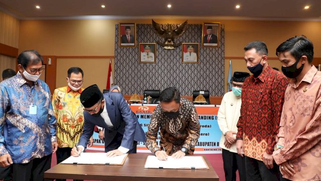 TROTOAR.ID, BANTAENG --- Pemerintah Kabupaten Bantaeng baru saja menggelar Penandatanganan Memorandum of Understanding (MoU) antara PT. Bantaeng Sinergi Cemerlang (Perseroda) dengan PT. Kawasan Industri Makassar (Persero). Perjanjian kerja sama membahas tentang Pengelolaan Kawasan Industri Bantaeng.