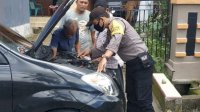 Aksi Simpatik Bhabinkamtibmas Polsek Cina Saat Dapati Mobil Mogok