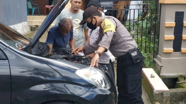 Aksi Simpatik Bhabinkamtibmas Polsek Cina Saat Dapati Mobil Mogok