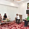 Silaturahmi ke Gubernur Sulsel, Pengurus KKSS Mimika Beri Bantuan untuk Korban Banjir Jeneponto – Bantaeng