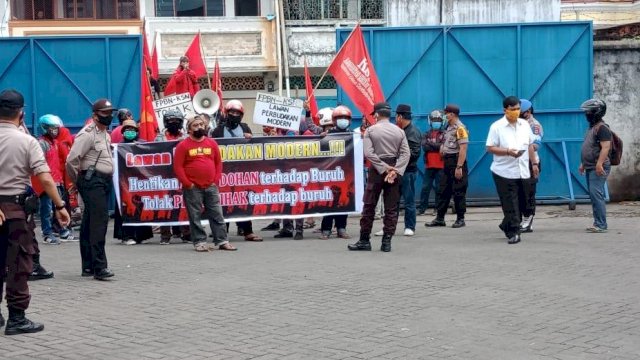 TROTOAR.ID, MAKASSAR -- Trotoar.id- Puluhan massa dari Federasi Perjuangan Buruh Nasional geruduk kantor PT Mahameru Mitra Makmur Makassar jalan Sultan Dg Raja, Kecamatan Bontoala, Senin (13/7/2020).