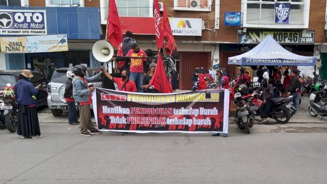 Buruh Protes PHK Sepihak