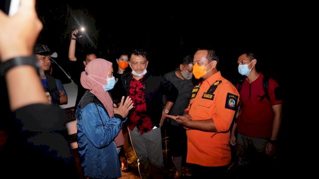 Tanpa Pencahayaan Listrik, Wagub Sulsel Tinjau Lutra di Tengah Banjir dan Jalanan Berlumpur