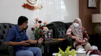 Peduli Anak Pulau Lanjukang, Rossy Timur Serahkan Buku Pelajaran