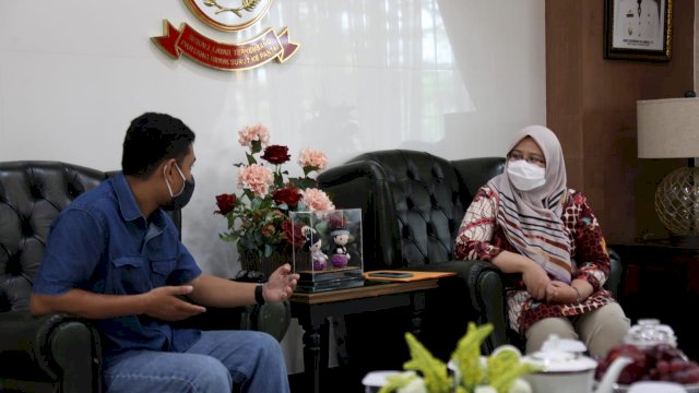 Peduli Anak Pulau Lanjukang, Rossy Timur Serahkan Buku Pelajaran