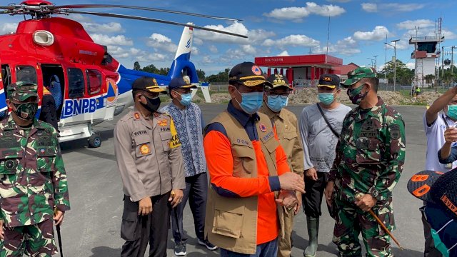 Kapolda Sulsel Dampingi Menteri Sosial Dan Kepala BNPB Tinjau Lokasi Banjir Bandang di Luwu Utara