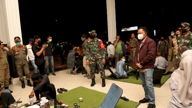Datangi Pengunjung Kafe, Bupati Bantaeng Ingatkan Protokol Kesehatan