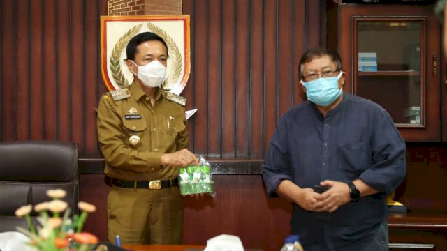 Satgas Covid Unhas Serahkan 5.000 Botol Minyak Kayu Putih ke Pemkot Makassar
