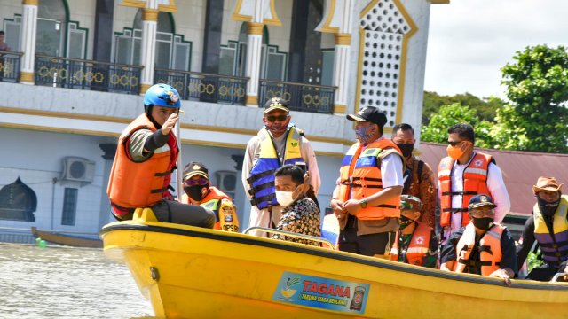 Gubernur Serahkan Bantuan Darurat Rp 1,4 Miliar untuk Banjir Wajo