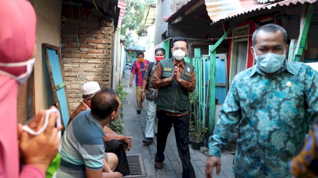 Temui Korban Kebakaran di Kampung Hollywood, Prof Rudy Bagikan Bantuan