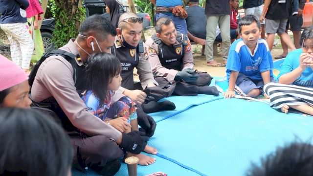 Tim Trauma Healing Polda Sulsel Mendarat di Posko Pengungsian Masamba