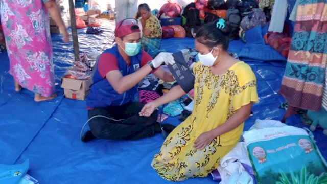 Hari ke-10 di Lokasi Bencana Banjir, KNPI Sulsel Bagi-Bagi Masker