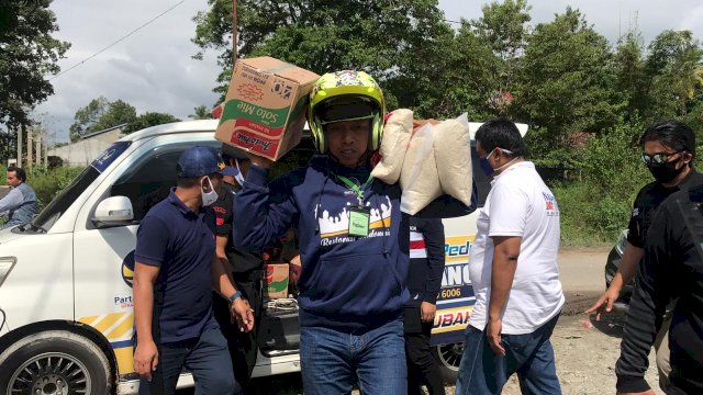 Syahar Serahkan Bantuan Nasdem ke Masamba