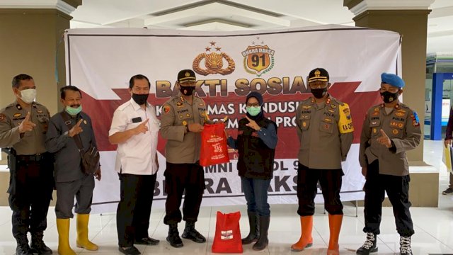 Kapolrestabes Makassar Serahkan Bantuan Kemanusiaan Alumni Akpol 1991 Kepada Bupati Luwu Utara