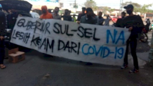 Unjuk Rasa Didepan Kantor Gubernur,  Mahasiswa Bulukumba Bentangkan Spanduk “Gubernur NA Lebih Kejam dari Covid-19”
